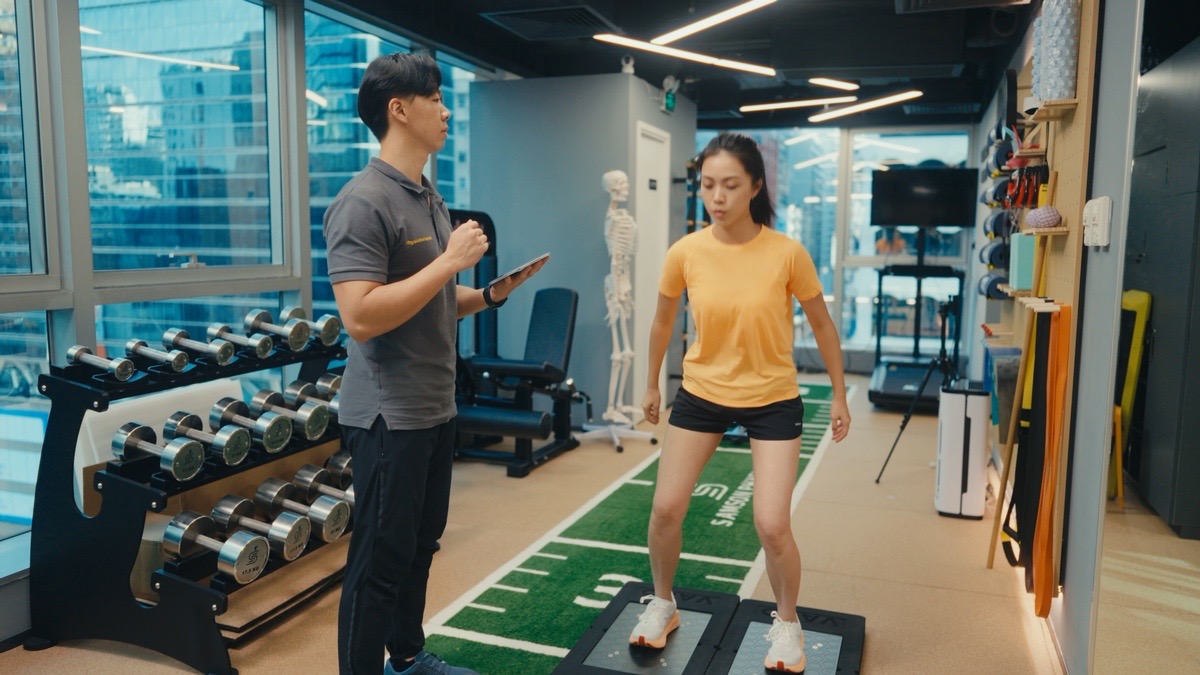 物理治療師為客人進行站立足部評估