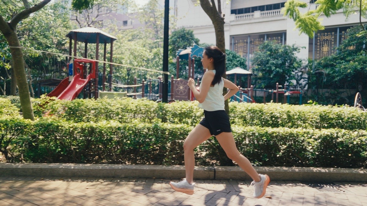 跑手於戶外跑步