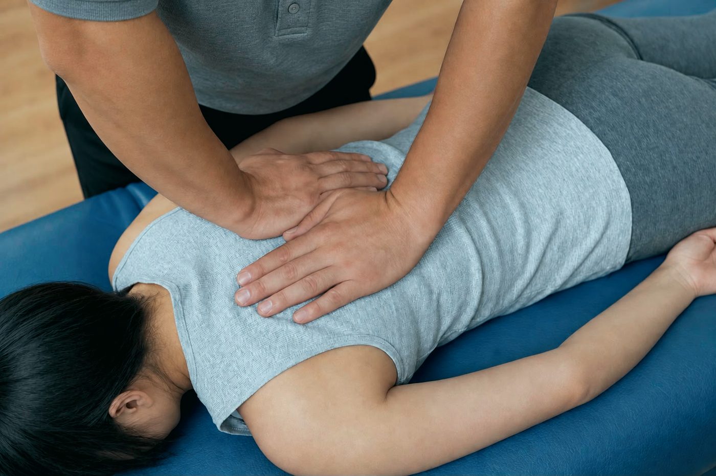物理治療師以雙手為病人進行背部手法治療